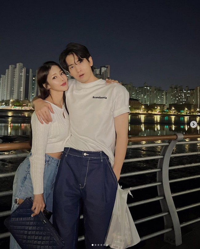 Pasangan artis Korea, Shim Mina dan Ryu Philipp mencuri atensi karena perbedaan usia 17 tahun. Keduanya memutuskan untuk menikah setelah tiga tahun berpacaran. Foto: dok. Instagram @minakorea