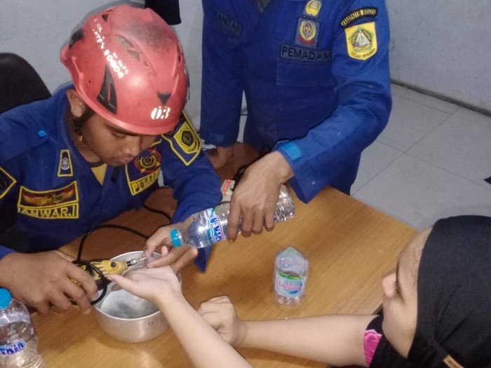 Petugas Damkar Lepaskan Cincin di Jari Wanita