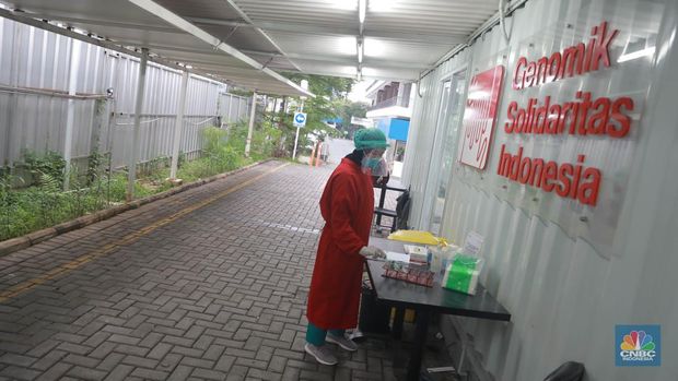 Petugas medis menunggu pengguna jasa layanan 'drive thru' tes antigen dan PCR COVID-19 harian di salah satu laboratorium di Tb Simatupang, Jakarta, Senin (8/5/2023).  (CNBC Indonesia/Muhammad Sabki)