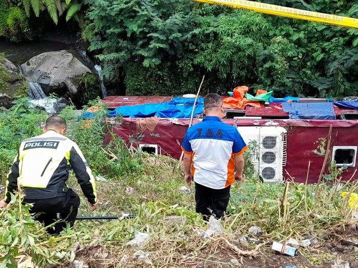 Petugas Traffic Accident Analysis (TAA) Polda Jateng mengecek bangkai bus di Guci, Tegal, Senin (8/5/2023).