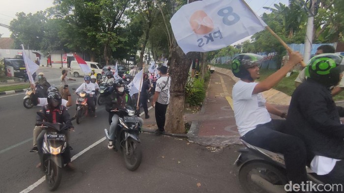 Suasana pendaftaran Bacaleg PKS di KPU Jateng, Senin (8/5/2023).