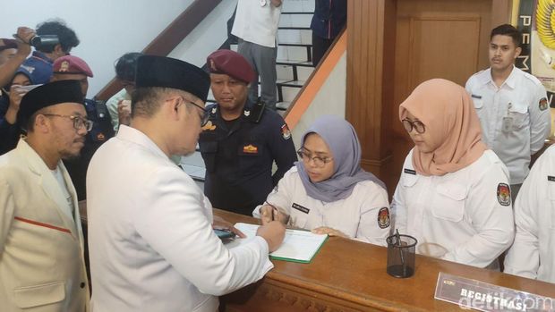 Suasana pendaftaran Bacaleg PKS di KPU Jateng, Senin (8/5/2023).