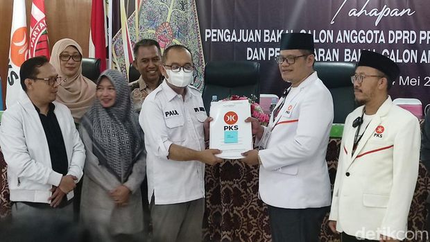 Suasana pendaftaran Bacaleg PKS di KPU Jateng, Senin (8/5/2023).