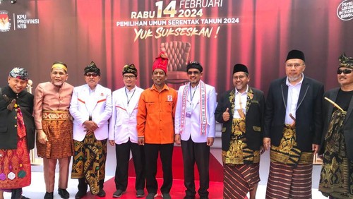 Pengurus teras DPW PKS NTB saat foto bersama di Kantor KPU NTB pada Senin (8/5/2023).