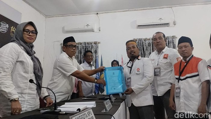 PKS Parepare saat hendak mendaftarkan bacaleg mereka di KPU Parepare.