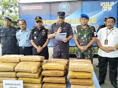 Plt Kepala BNN Provinsi Banten Rachmad Rasnova dan Danpomdam Jaya Kolonel CPM Irsyad Hamdie Bey Anwar menjelaskan penangkapan oknum TNI terlibat ganja