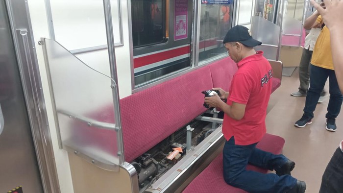 Polisi olah TKP kasus pelemparan batu ke KRL di Tanjung Barat