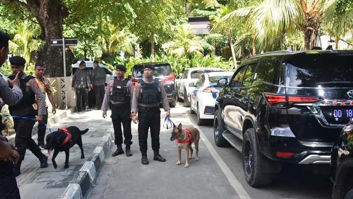 Polri mengerahkan anjing pelacak melakukan sterilisasi venue KTT ASEAN dari bahan peledak, di Labuan Bajo, Senin (8/5/2023). (Foto: Istimewa)
