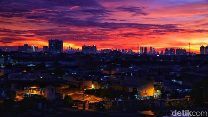 Usai Lebaran, tren merantau dari desa ke kota atau urbanisasi menjadi fenomena sosial dari tahun ke tahun. Begini sisi lain Jakarta yang menjadi tujuan perantau, Senin (8/5/2023).