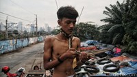 Kedua alasan utama tersebut menarik minat masyarakat karena memberi harapan baru untuk dapat meningkatkan perekonomian. Masalah ekonomi memang seringkali menjadi alasan masyarakat melakukan urbanisasi.   