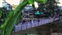 Tingginya arus urbanisasi di Jakarta menimbulkan pertanyaan tentang alasan mengapa Jakarta menjadi magnet urbanisasi. Alasan yang paling utama yaitu karena Jakarta merupakan ibu kota negara. Alasan mendasar berikutnya yaitu karena Upah Minimum Regional (UMR) Kota Jakarta cukup tinggi dibandingkan dengan kota-kota lainnya.