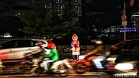 Tidak hanya itu, Jakarta yang padat karena tingginya urbanisasi juga berdampak pada lalu lintas atau pergerakan orang di jalan.  