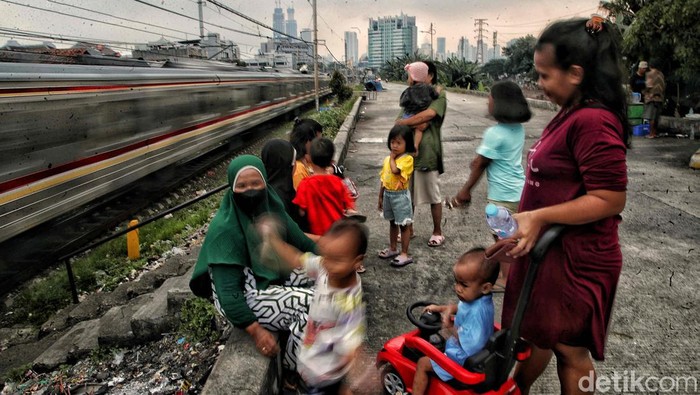 Usai Lebaran, tren merantau dari desa ke kota atau urbanisasi menjadi fenomena sosial dari tahun ke tahun. Begini sisi lain Jakarta yang menjadi tujuan perantau, Senin (8/5/2023).