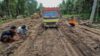 Hal ini membuat pemerintah memutuskan ikut membantu anggaran jalan ke daerah dengan mengambil alokasi dari APBN. Pemerintah pusat berencana mengalokasikan tambahan Rp 32,7 triliun untuk perbaikan jalan daerah pada tahun 2023. Angka tersebut ditargetkan dapat memperbaiki 8 ribu km jalan-jalan di daerah. Targetnya, kemantapan jalan daerah sebesar 65% bisa dicapai. (ANTARA FOTO/Wahdi Septiawan)