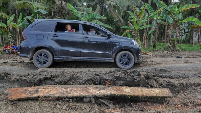 Potret Jalan Rusak di Jambi, Lebih Parah dari Lampung? Foto udara saat kendaraan terjebak macet di jalan lintas Jambi-Nipah Panjang yang rusak di Siau Dalam, Tanjung Jabung Timur, Jambi, Senin (8/5/2023). Jalan provinsi yang menghubungkan Kota Jambi dengan kawasan pelabuhan di pesisir timur provinsi itu rusak dan berlubang hingga kedalaman setengah meter di beberapa titik yang mengakibatkan beberapa mobil terperosok. ANTARA FOTO/Wahdi Septiawan/rwa.