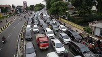 Kendaraan melaju sangat pelan karena padatnya volume kendaraan. 
