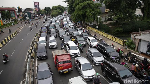 Ribuan kendaraan terjebak kemacetan di KH Abdullah Syafei, Jakarta Selatan, Senin (8/5/2023).