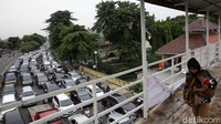 Sesekali kendaraan roda empat terhenti dan nyaris tak bergerak.  