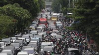 Pantauan Detikcom pukul 08.15 WIB terlihat kendaraan mengular dari Jl Jenderal Basuki Rahmat tepatnya di setelah fly over Duren Sawit hingga Tebet.  