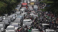 Bunyi klakson dari kendaraan terdengar saling bersaut-sautan.