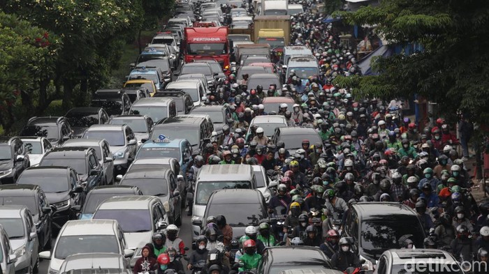 Ribuan kendaraan terjebak kemacetan di KH Abdullah Syafei, Jakarta Selatan, Senin (8/5/2023).