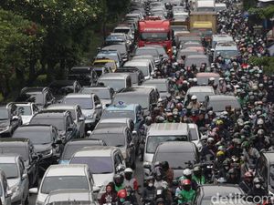 Nyerah dan Pasrahnya Warga Terjebak Macet Parah Tiap Hari di Jakarta