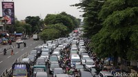 Ribuan kendaraan terjebak kemacetan di Jalan KH Abdullah Syafei, Jakarta Selatan, Senin (8/5/2023).  