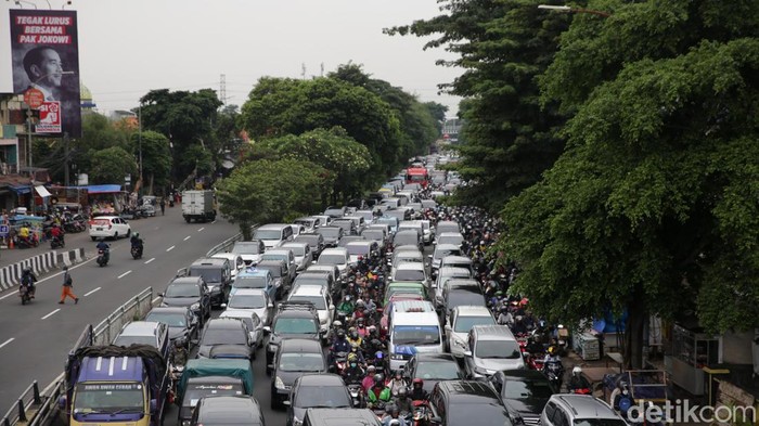 Potret Kemacetan di Jalan KH Abdullah Syafei Tebet Ribuan kendaraan terjebak kemacetan di KH Abdullah Syafei, Jakarta Selatan, Senin (8/5/2023).