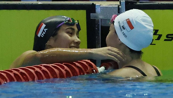 Southeast Asia Games - Swimming - Morodok Techo National Aquatics Centre, Phnom Penh, Cambodia - May 7, 2023 
Indonesia's Masniari Wolf celebrates after winning women's 50m Backstroke REUTERS/Jeremy Lee