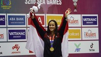 Masniari lahir di Jerman pada tahun 2005 silam. Itu artinya, kini usianya baru menginjak 18 tahun. Ia pun ditargetkan untuk bisa lolos ke Olimpiade Paris 2024 dan Olimpiade Los Angeles 2028.