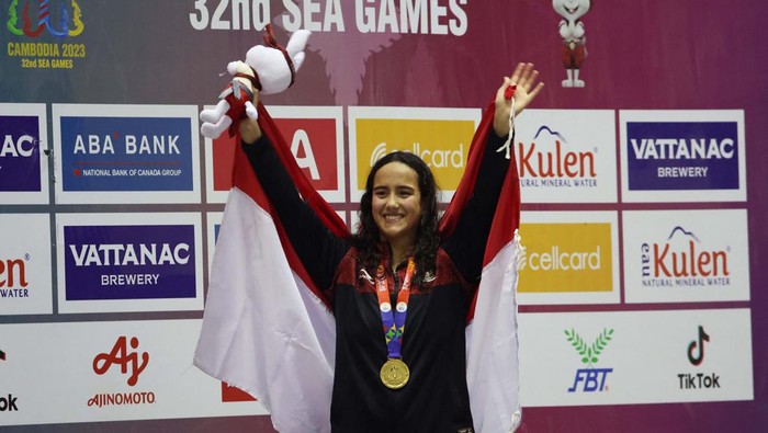 Southeast Asia Games - Swimming - Morodok Techo National Aquatics Centre, Phnom Penh, Cambodia - May 7, 2023 
Indonesia's Masniari Wolf celebrates after winning women's 50m Backstroke REUTERS/Jeremy Lee