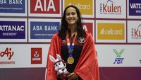 Perenang Indonesia Masniari Wolf meraih medali emas untuk nomor 50 meter gaya punggung putri saat SEA Games 2023 di Aquatics Center, Morodok Techno National Stadium, Kamboja, Minggu (7/5/2023).