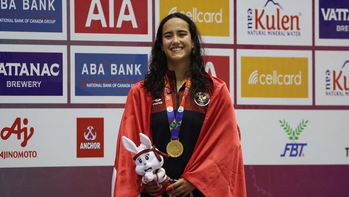 Potret Masniari Wolf, Perenang RI yang Raih Emas SEA Games 2023 Southeast Asia Games - Swimming - Morodok Techo National Aquatics Centre, Phnom Penh, Cambodia - May 7, 2023
Indonesia's Masniari Wolf celebrates after winning women's 50m Backstroke REUTERS/Jeremy Lee