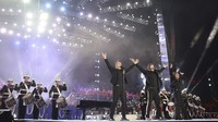 Gary Barlow, kiri, dari Take That dan Calum Scott tampil dalam konser di Kastil Windsor. Ini menjadi momen pertama band tersebut manggung lagi setelah 4 tahun. Namun tanpa Robbie Williams. AP/Chris Jackson  