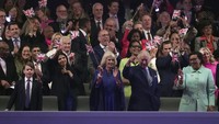 Raja Charles III dan Ratu Camilla melambai dari royal box saat konser di Kastil Windsor. Konser ini adalah salah satu dari beberapa acara selama tiga hari perayaan akhir pekan. AP/Kin Cheung
