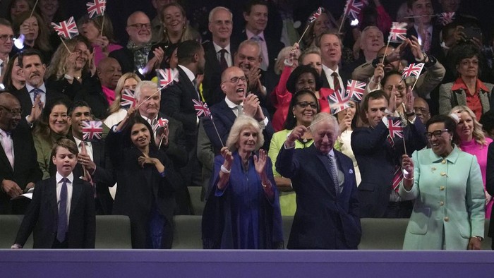 Potret Meriahnya Konser Penobatan Raja Charles III King Charles III and Queen Camilla wave from the royal box during a concert at Windsor Castle in Windsor, England, Sunday, May 7, 2023, celebrating the coronation of King Charles III. It's one of several events over a three-day weekend of celebrations. (AP Photo/Kin Cheung, Pool)