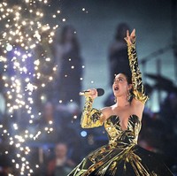 Kekasih Orlando Bloom ini membawakan dua lagu hits, ‘Roar’ dan ‘Fireworks’. Foto: AP/Leon Neal