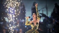 Katy Perry tampil saat konser di Kastil Windsor di Windsor, Inggris. Meski bukan berasal dari Inggris, tapi Katy Perry mengaku dekat dengan Raja Charles. Ia juga pernah ditunjuk sebagai Duta British Asian Trust pada 2020. AP/Leon Neal