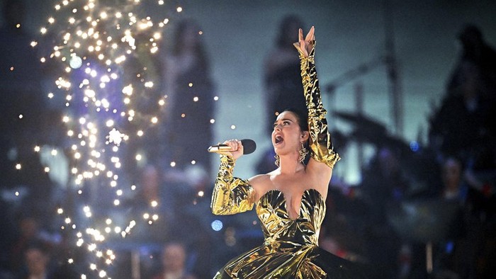Potret Meriahnya Konser Penobatan Raja Charles III Katy Perry performs during the concert at Windsor Castle in Windsor, England, Sunday, May 7, 2023, celebrating the coronation of King Charles III. It is one of several events over a three-day weekend of celebrations. (Leon Neal/Pool Photo via AP)