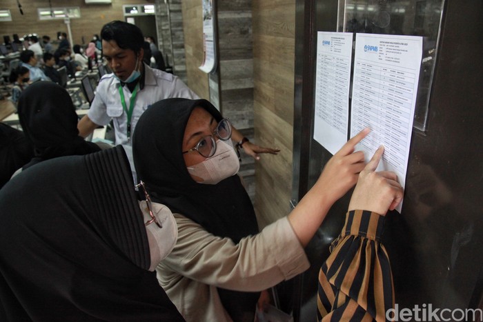 Sejumlah peserta bersiap mengikuti Ujian Tulis Berbasis Komputer-Seleksi Nasional Berdasarkan Tes (UTBK-SNBT) saat seleksi masuk Perguruan Tinggi Negeri di UPN Veteran, Jakarta Selatan, Senin (8/5/2023).