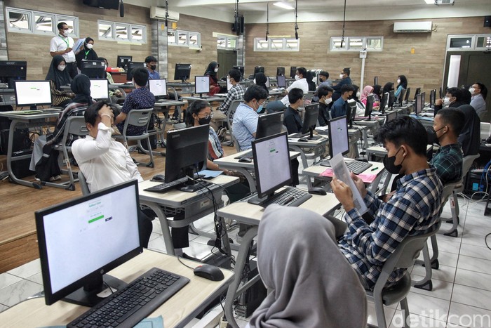 Sejumlah peserta bersiap mengikuti Ujian Tulis Berbasis Komputer-Seleksi Nasional Berdasarkan Tes (UTBK-SNBT) saat seleksi masuk Perguruan Tinggi Negeri di UPN Veteran, Jakarta Selatan, Senin (8/5/2023).
