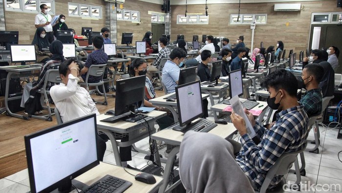 Sejumlah peserta bersiap mengikuti Ujian Tulis Berbasis Komputer-Seleksi Nasional Berdasarkan Tes (UTBK-SNBT) saat seleksi masuk Perguruan Tinggi Negeri di UPN Veteran, Jakarta Selatan, Senin (8/5/2023).