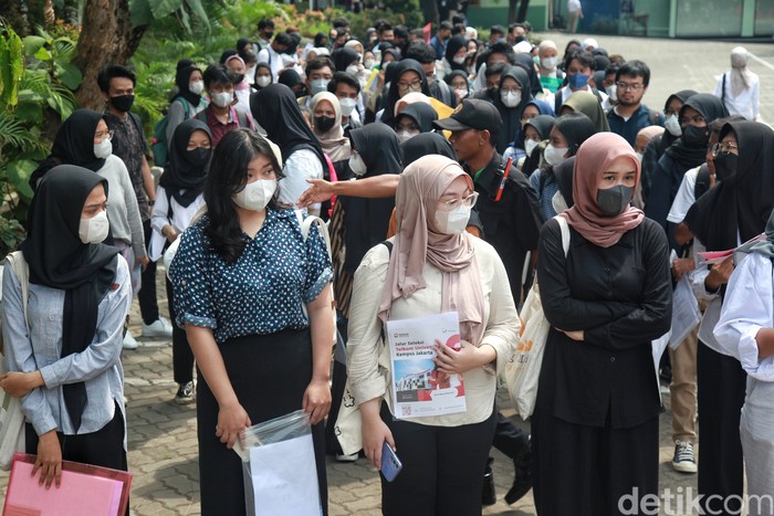Sejumlah peserta bersiap mengikuti Ujian Tulis Berbasis Komputer-Seleksi Nasional Berdasarkan Tes (UTBK-SNBT) saat seleksi masuk Perguruan Tinggi Negeri di UPN Veteran, Jakarta Selatan, Senin (8/5/2023).
