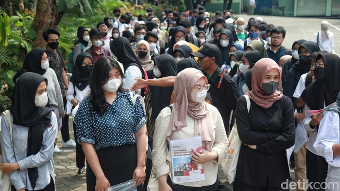 Sejumlah peserta bersiap mengikuti Ujian Tulis Berbasis Komputer-Seleksi Nasional Berdasarkan Tes (UTBK-SNBT) saat seleksi masuk Perguruan Tinggi Negeri di UPN Veteran, Jakarta Selatan, Senin (8/5/2023).