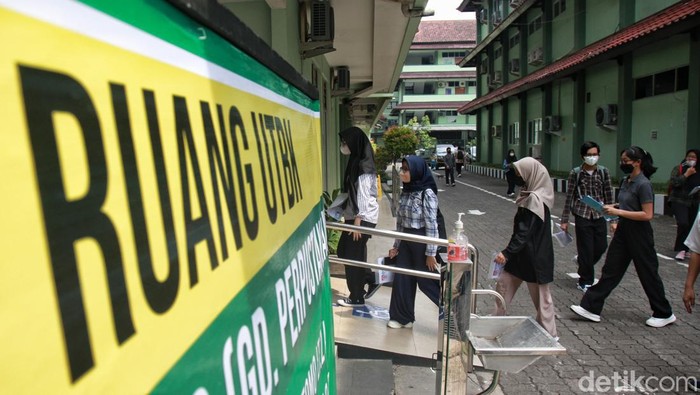 Sejumlah peserta bersiap mengikuti Ujian Tulis Berbasis Komputer-Seleksi Nasional Berdasarkan Tes (UTBK-SNBT) saat seleksi masuk Perguruan Tinggi Negeri di UPN Veteran, Jakarta Selatan, Senin (8/5/2023).