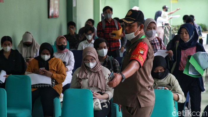 Sejumlah peserta bersiap mengikuti Ujian Tulis Berbasis Komputer-Seleksi Nasional Berdasarkan Tes (UTBK-SNBT) saat seleksi masuk Perguruan Tinggi Negeri di UPN Veteran, Jakarta Selatan, Senin (8/5/2023).