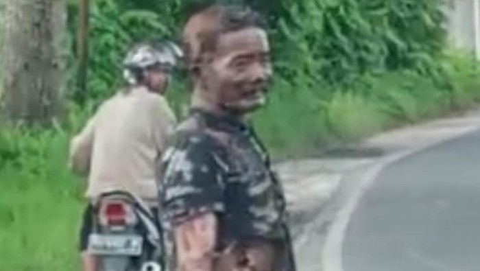 Pria diduga ODGJ bakar dirinya di Jalan Natai Arahan, Kecamatan Arut Selatan (Arsel) Pangkalan Bun, Kalteng.