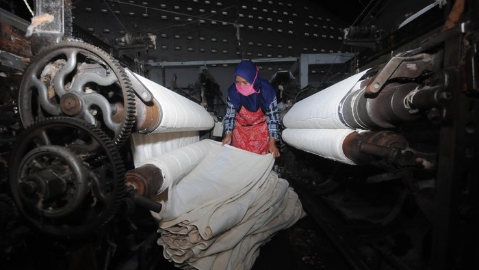 Produksi kain ihram meningkat Sejumlah pekerja menyiapkan bahan benang untuk memproduksi kain ihram di rumah produksi Sempulur Pratama, Polanharjo, Klaten, Jawa Tengah, Senin (8/5/2023). Menurut produsen, permintaan kain ihram menjelang musim Haji mengalami peningkatan yang bulan biasanya permintaan hanya sebanyak 1.000 pasang kain ihram meningkat menjadi 3.000 pasang kain ihram untuk memenuhi permintaan dari berbagai daerah di Indonesia dengan harga Rp85 ribu hingga Rp120 ribu per pasang. ANTARA FOTO/Aloysius Jarot Nugroho/rwa.