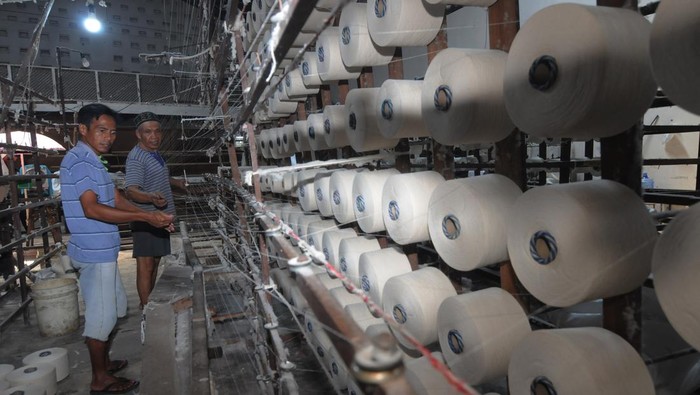 Sejumlah pekerja menyiapkan bahan benang untuk memproduksi kain ihram di rumah produksi Sempulur Pratama, Polanharjo, Klaten, Jawa Tengah, Senin (8/5/2023). Menurut produsen, permintaan kain ihram menjelang musim Haji mengalami peningkatan yang bulan biasanya permintaan hanya sebanyak 1.000 pasang kain ihram meningkat menjadi 3.000 pasang kain ihram untuk memenuhi permintaan dari berbagai daerah di Indonesia dengan harga Rp85 ribu hingga Rp120 ribu per pasang. ANTARA FOTO/Aloysius Jarot Nugroho/rwa.