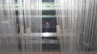 Pekerja memproduksi kain ihram dengan mesin tenun listrik di rumah produksi Sempulur Pratama, Polanharjo, Klaten, Jawa Tengah, Senin (8/5/2023).